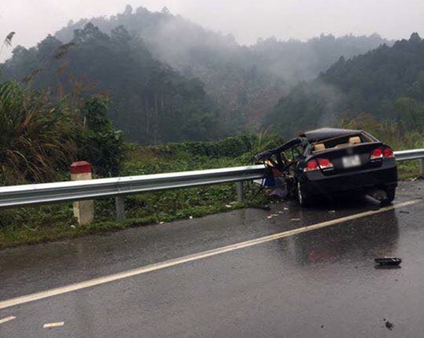 Tai nạn kinh hoàng trên cao tốc Hà Nội - Lào Cai, Honda Civic nát bươm bên đường - Ảnh 1.