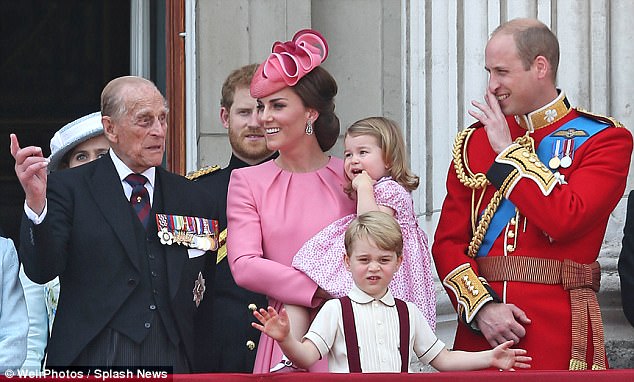 Công chúa nhỏ tựa vai, bắt chước hành động siêu đáng yêu của anh trai trong lễ mừng sinh nhật Nữ hoàng Anh - Ảnh 8.