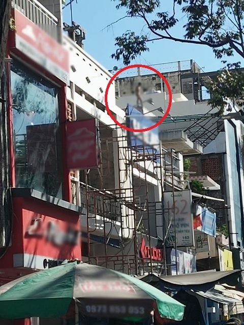 S&agrave;i G&ograve;n: Nam thanh ni&ecirc;n nghi ng&aacute;o đ&aacute; leo l&ecirc;n m&aacute;i nh&agrave;, cởi quần &aacute;o nhảy m&uacute;a  ở quận 6 - Ảnh 2.