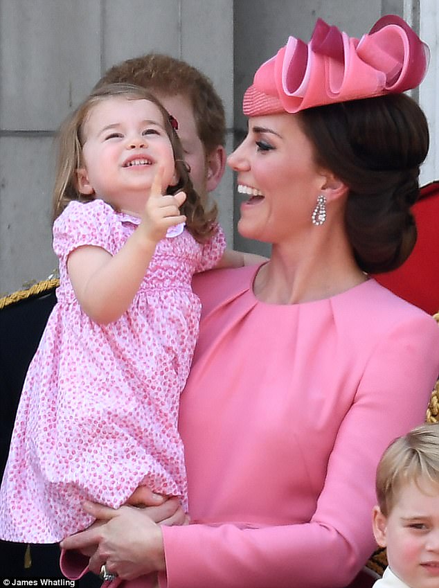 Công chúa nhỏ tựa vai, bắt chước hành động siêu đáng yêu của anh trai trong lễ mừng sinh nhật Nữ hoàng Anh - Ảnh 7.
