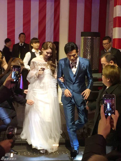 Từ chuyện Chương Tử Di mặc đồ trắng tại hôn lễ Song Song bị cho là mất lịch sự đến khác biệt trong đám cưới sao Hoa - Hàn - Ảnh 16. Từ chuyện Chương Tử Di mặc đồ trắng tại hôn lễ Song Song bị cho là mất lịch sự đến khác biệt trong đám cưới sao Hoa - Hàn - Ảnh 16.