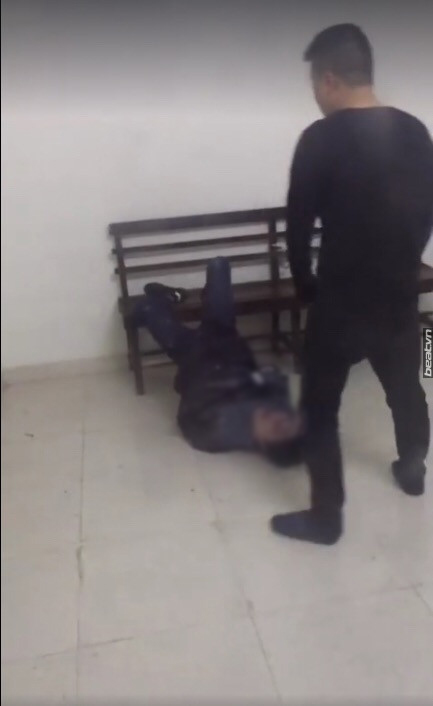 Clip: Thanh niên livestream bắt cướp của khách nước ngoài trên phố cổ - Ảnh 3.