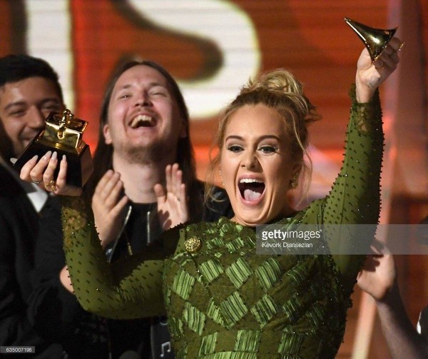 Adele vẫn là thánh nhọ tại Grammy 2017 dù thắng lớn - Ảnh 2.