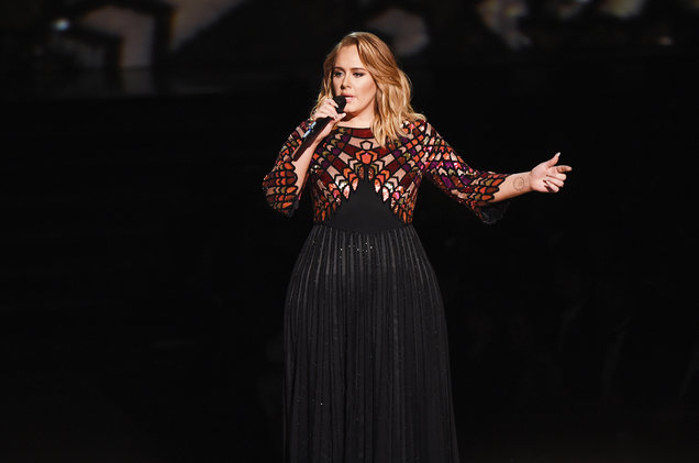 M&agrave;n tr&igrave;nh diễn Hello của Adele mở m&agrave;n Grammy khiến cả kh&aacute;n ph&ograve;ng nổ tung - Ảnh 1.