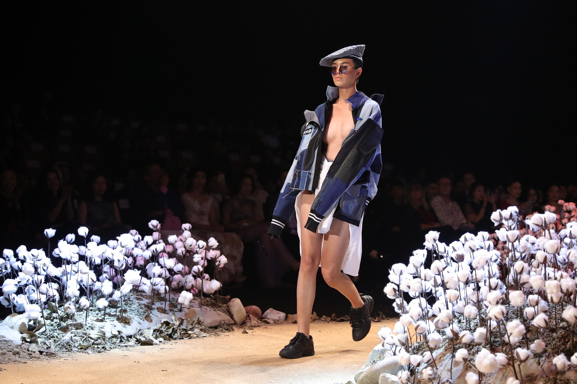 Người mẫu tomboy nhất Việt Nam để lộ 100% vòng 1 trên sàn diễn Elle Fashion Show - Ảnh 2. Người mẫu tomboy nhất Việt Nam để lộ 100% vòng 1 trên sàn diễn Elle Fashion Show - Ảnh 2.