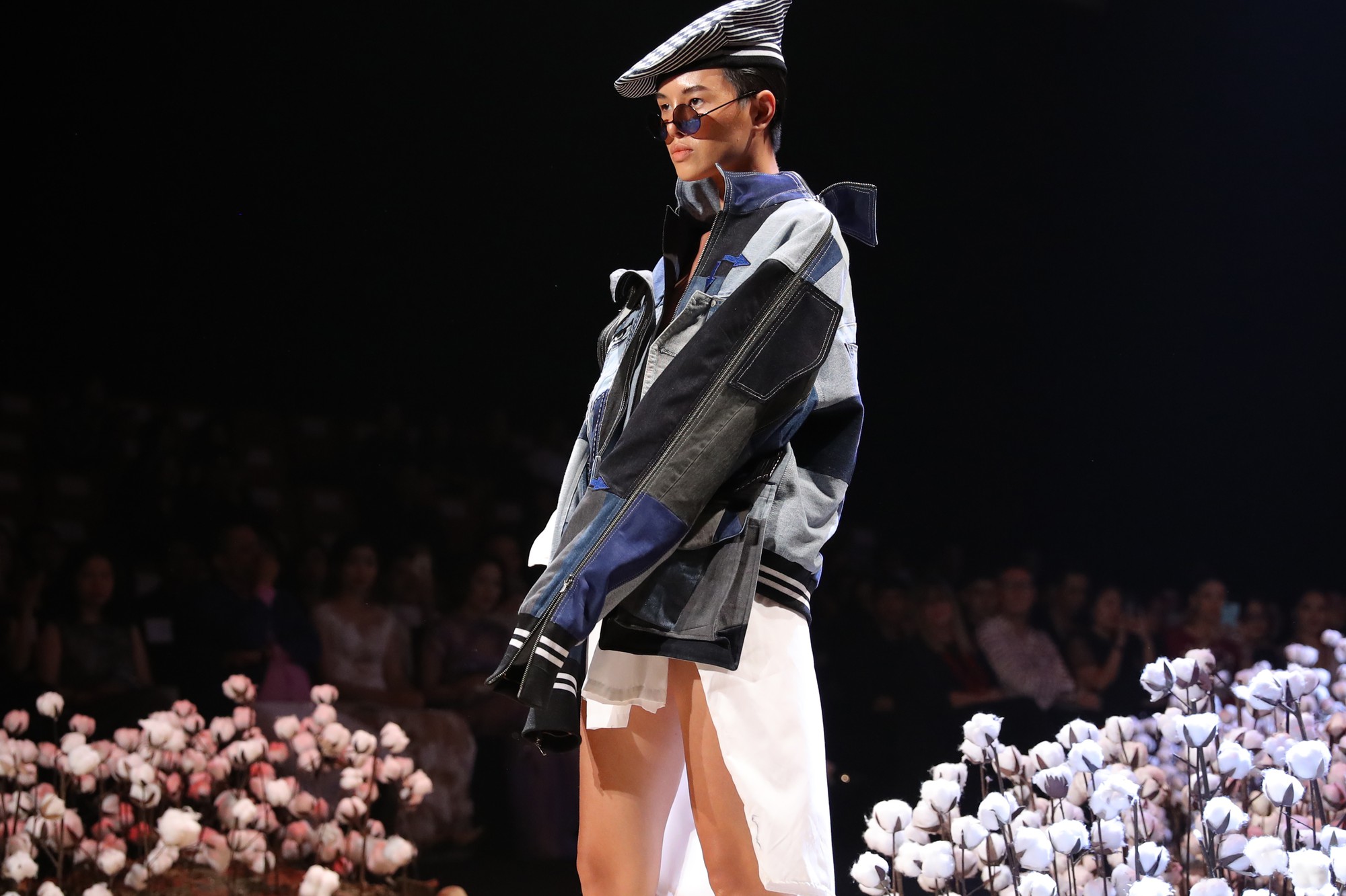 Người mẫu tomboy nhất Việt Nam để lộ 100% vòng 1 trên sàn diễn Elle Fashion Show - Ảnh 3. Người mẫu tomboy nhất Việt Nam để lộ 100% vòng 1 trên sàn diễn Elle Fashion Show - Ảnh 3.