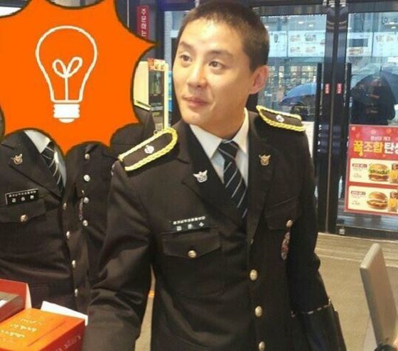 Cư d&acirc;n mạng th&iacute;ch th&uacute; khi thấy Junsu (JYJ) mặc qu&acirc;n phục cảnh s&aacute;t đi mua hamburger - Ảnh 1.