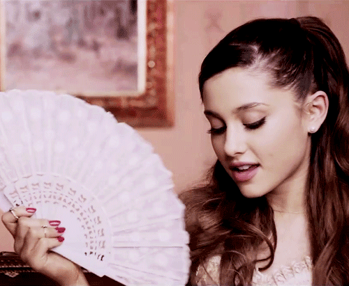 15 khoảnh khắc thả thính, rắc bả cực đáng yêu của Ariana Grande - Ảnh 19.