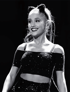 15 khoảnh khắc thả thính, rắc bả cực đáng yêu của Ariana Grande - Ảnh 23.
