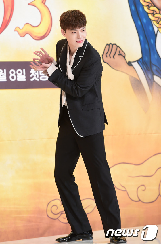 Goo Hye Sun đẹp hút hồn tại triển lãm riêng, Ahn Jae Hyun điển trai ngày trở lại - Ảnh 11.