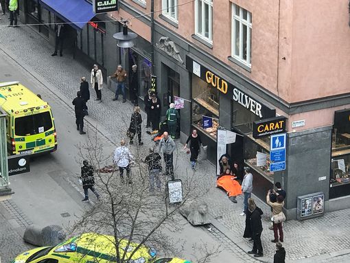 Khủng bố bằng xe tải ở thủ đô Thụy Điển, ít nhất 5 người chết - Ảnh 5.