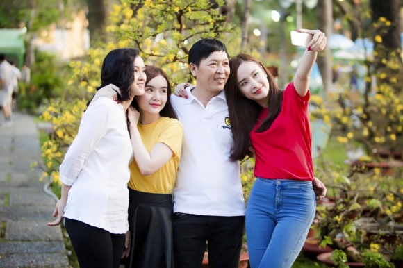 Sau ánh đèn sân khấu, vẫn đó những sao Việt đang “nai lưng” từng ngày trả nợ cho gia đình! - Ảnh 6.