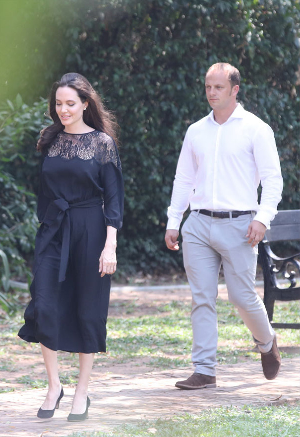 Chưa rõ bạn trai mới Angelina Jolie là ai, đã rộ tin cô sắp kết hôn lần 4 - Ảnh 1.