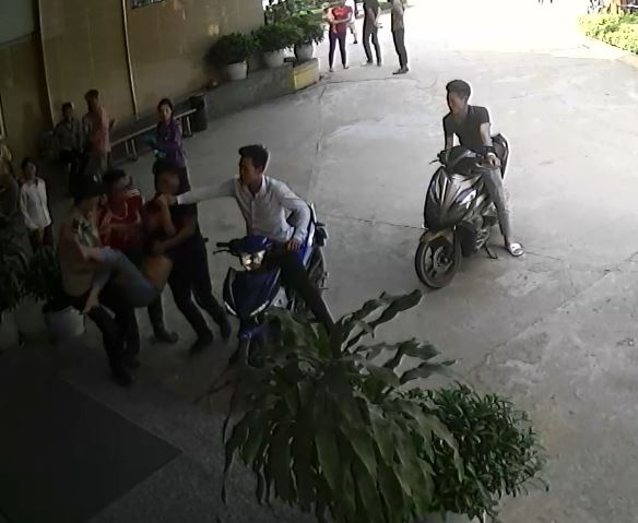 Người nhà bệnh nhân chửi bới nhân viên y tế, cầm dao đe dọa an ninh Bệnh viện Đa khoa Hùng Vương - Ảnh 1.