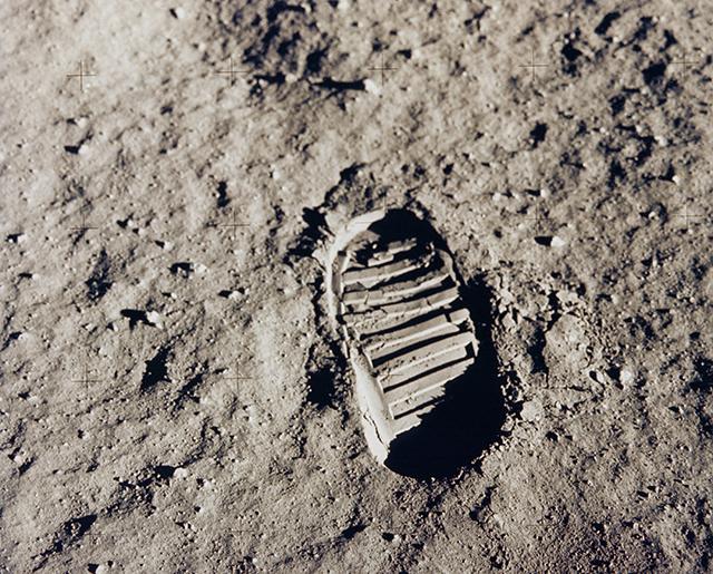 Túi bụi mặt trăng của Neil Armstrong sẽ được đem bán đấu giá sau nhiều năm thất lạc - Ảnh 2.