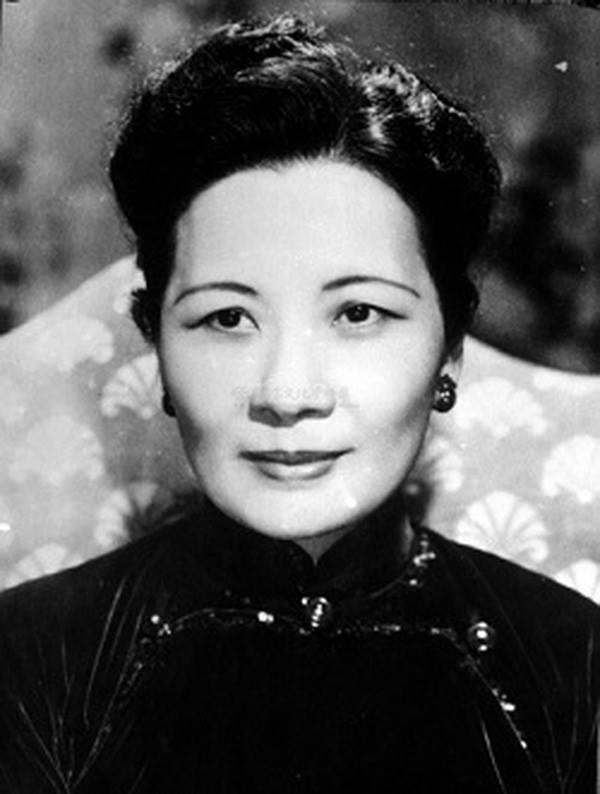 Đạo diễn Nguyễn Quang Dũng thừa nhận tấm hình bà Tống Mỹ Linh trong Dạ Cổ Hoài Lang là sơ sót của tổ thiết kế - Ảnh 2.