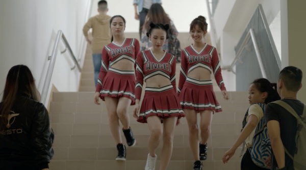 Nhặt sạn Glee Việt: Có bầu nhưng vòng eo của Angela Phương Trinh vẫn thon gọn khó tin? - Ảnh 8.