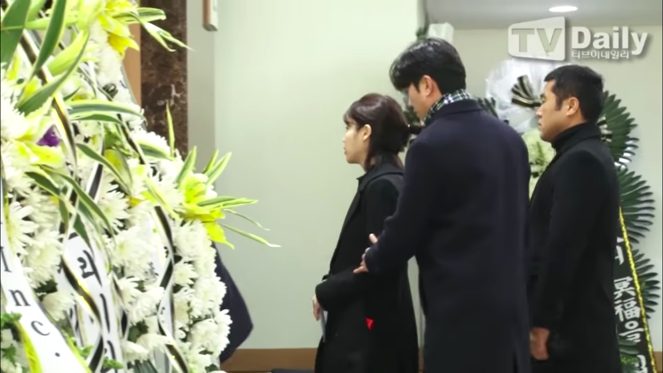 Clip: SNSD, BTS, IU sụt sùi đến viếng cùng vòng hoa, hàng dài fan ôm mặt khóc tiễn biệt linh cữu Jonghyun tại lễ tang - Ảnh 17.