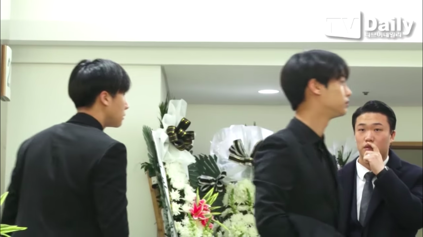 Clip: SNSD, BTS, IU sụt sùi đến viếng cùng vòng hoa, hàng dài fan ôm mặt khóc tiễn biệt linh cữu Jonghyun tại lễ tang - Ảnh 20.