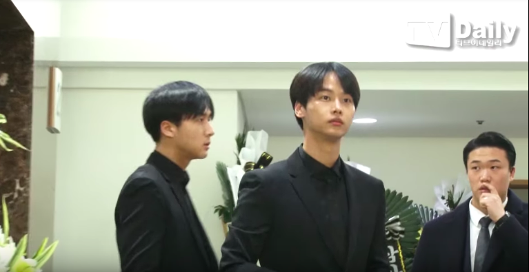 Clip: SNSD, BTS, IU sụt sùi đến viếng cùng vòng hoa, hàng dài fan ôm mặt khóc tiễn biệt linh cữu Jonghyun tại lễ tang - Ảnh 21.