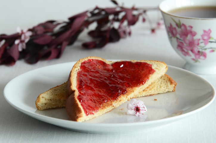 Lạ mắt, lạ miệng với những m&oacute;n ăn, đồ uống l&agrave;m từ&hellip; hoa hồng - Ảnh 1.