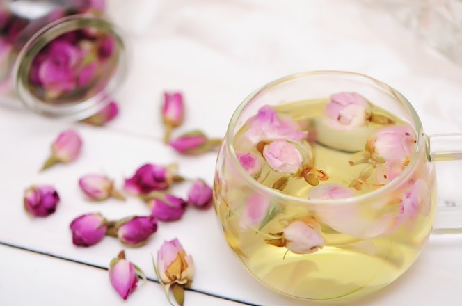 Lạ mắt, lạ miệng với những m&oacute;n ăn, đồ uống l&agrave;m từ&hellip; hoa hồng - Ảnh 4.