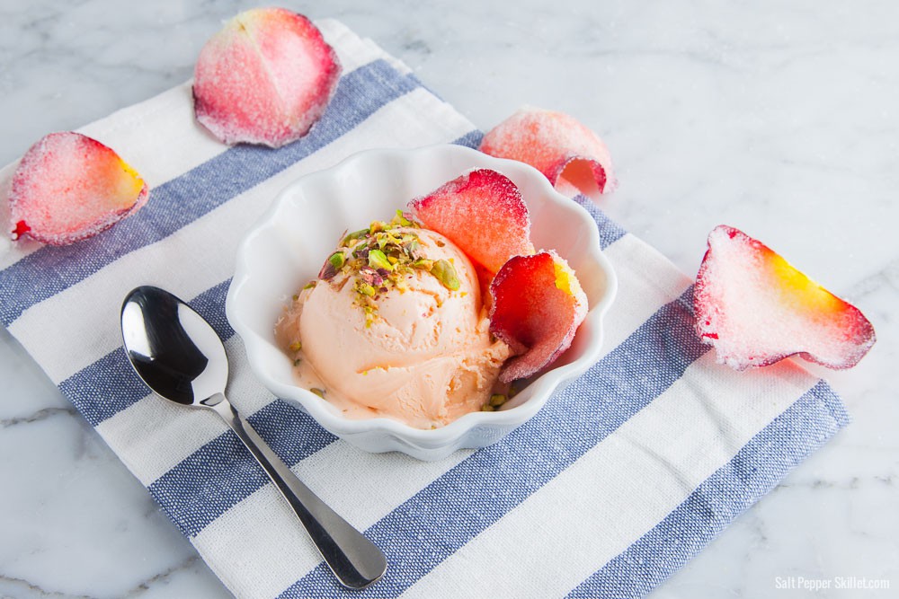 Lạ mắt, lạ miệng với những m&oacute;n ăn, đồ uống l&agrave;m từ&hellip; hoa hồng - Ảnh 2.