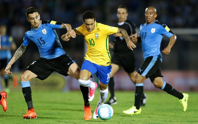 Sao Brazil chơi bóng ở Trung Quốc lập hat-trick vào lưới Uruguay - Ảnh 7.