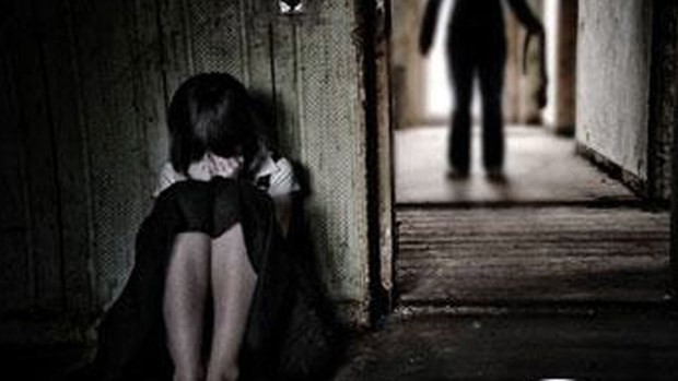 H&ocirc;n v&agrave;o cổ b&eacute; g&aacute;i 13 tuổi, nam thanh ni&ecirc;n bị phạt 300.000 đồng - Ảnh 1.