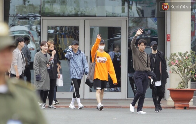 GOT7 nhiệt t&igrave;nh ch&agrave;o, Bambam ngoảnh lại h&ocirc;n gi&oacute; gửi fan Việt tại s&acirc;n bay T&acirc;n Sơn Nhất - Ảnh 8.