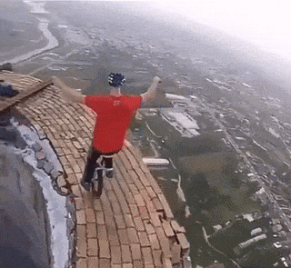 16 kẻ to gan d&aacute;m đ&ugrave;a giỡn với Thần Chết - Ảnh 3.