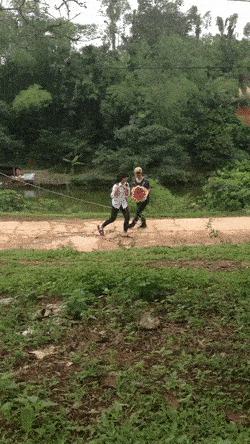 Chàng trai tức giận đốt sạch hoa và gấu bông vì tỏ tình thất bại - Ảnh 1.