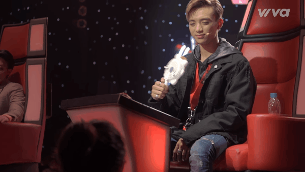 Cầm quạt chạy v&ograve;ng v&ograve;ng, m&uacute;t kẹo suốt chương tr&igrave;nh... chỉ c&oacute; thể l&agrave; Soobin Ho&agrave;ng Sơn! - Ảnh 3.