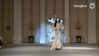 Kỳ Duyên thần thái tự tin, lạnh băng như công chúa tuyết khi làm vedette cho show của Adrian Anh Tuấn - Ảnh 3. Kỳ Duyên thần thái tự tin, lạnh băng như công chúa tuyết khi làm vedette cho show của Adrian Anh Tuấn - Ảnh 3.