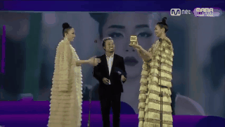 Thanh Hằng và Tóc Tiên nhìn bỗng y chang nhau trên sân khấu MAMA 2017 - Ảnh 3.