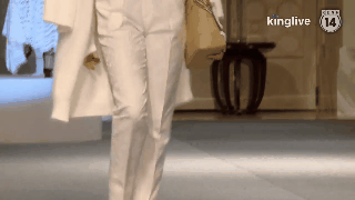 Kỳ Duyên thần thái tự tin, lạnh băng như công chúa tuyết khi làm vedette cho show của Adrian Anh Tuấn - Ảnh 2. Kỳ Duyên thần thái tự tin, lạnh băng như công chúa tuyết khi làm vedette cho show của Adrian Anh Tuấn - Ảnh 2.