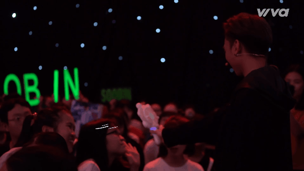 Cầm quạt chạy v&ograve;ng v&ograve;ng, m&uacute;t kẹo suốt chương tr&igrave;nh... chỉ c&oacute; thể l&agrave; Soobin Ho&agrave;ng Sơn! - Ảnh 6.