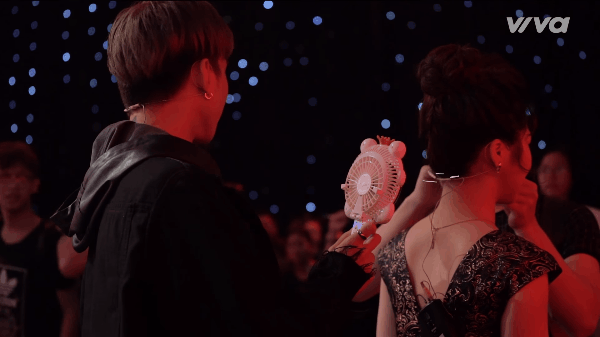 Cầm quạt chạy v&ograve;ng v&ograve;ng, m&uacute;t kẹo suốt chương tr&igrave;nh... chỉ c&oacute; thể l&agrave; Soobin Ho&agrave;ng Sơn! - Ảnh 7.