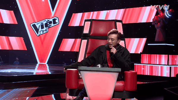 Cầm quạt chạy v&ograve;ng v&ograve;ng, m&uacute;t kẹo suốt chương tr&igrave;nh... chỉ c&oacute; thể l&agrave; Soobin Ho&agrave;ng Sơn! - Ảnh 9.