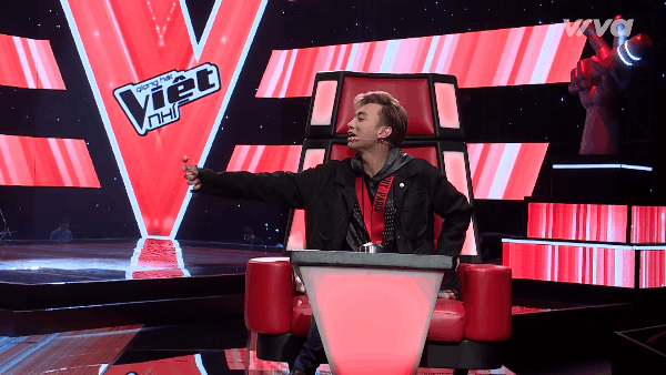 Cầm quạt chạy v&ograve;ng v&ograve;ng, m&uacute;t kẹo suốt chương tr&igrave;nh... chỉ c&oacute; thể l&agrave; Soobin Ho&agrave;ng Sơn! - Ảnh 10.