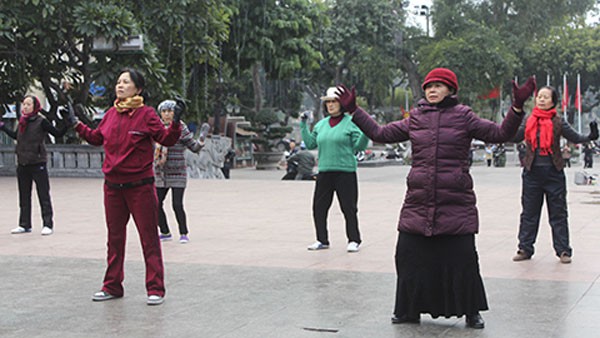 Ô kìa, áo phao dài ngoẵng từ thời của bà của mẹ giờ lại khiến giới trẻ phát sốt - Ảnh 4. Ô kìa, áo phao dài ngoẵng từ thời của bà của mẹ giờ lại khiến giới trẻ phát sốt - Ảnh 4.