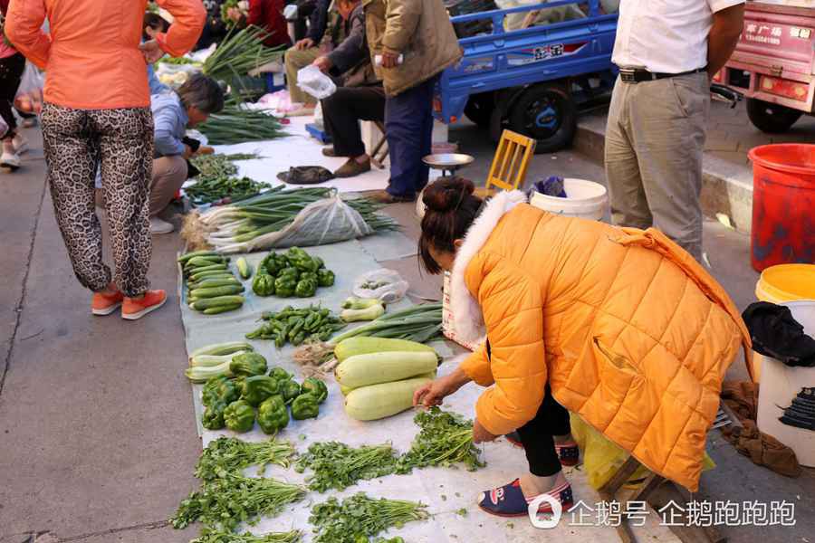 Ô kìa, áo phao dài ngoẵng từ thời của bà của mẹ giờ lại khiến giới trẻ phát sốt - Ảnh 5. Ô kìa, áo phao dài ngoẵng từ thời của bà của mẹ giờ lại khiến giới trẻ phát sốt - Ảnh 5.