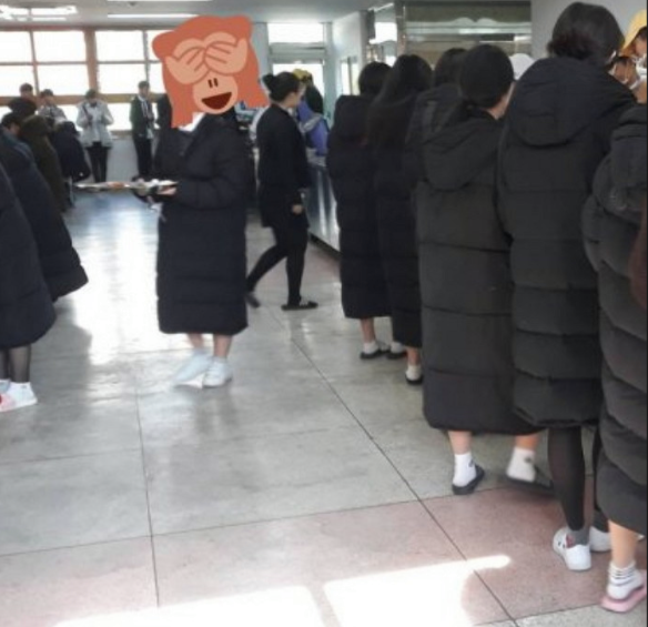 Ô kìa, áo phao dài ngoẵng từ thời của bà của mẹ giờ lại khiến giới trẻ phát sốt - Ảnh 7. Ô kìa, áo phao dài ngoẵng từ thời của bà của mẹ giờ lại khiến giới trẻ phát sốt - Ảnh 7.