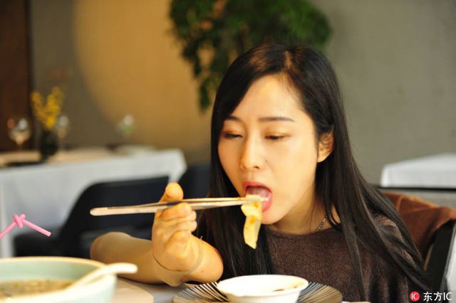 Nữ live-streamer mất cả 2 c&aacute;nh tay nhưng vẫn c&oacute; h&agrave;ng triệu người follow ở Trung Quốc - Ảnh 3.