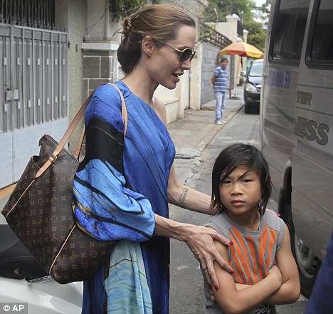 Pax Thiên Jolie-Pitt - Hành trình từ em bé suy dinh dưỡng đến cậu thiếu niên chững chạc - Ảnh 18.