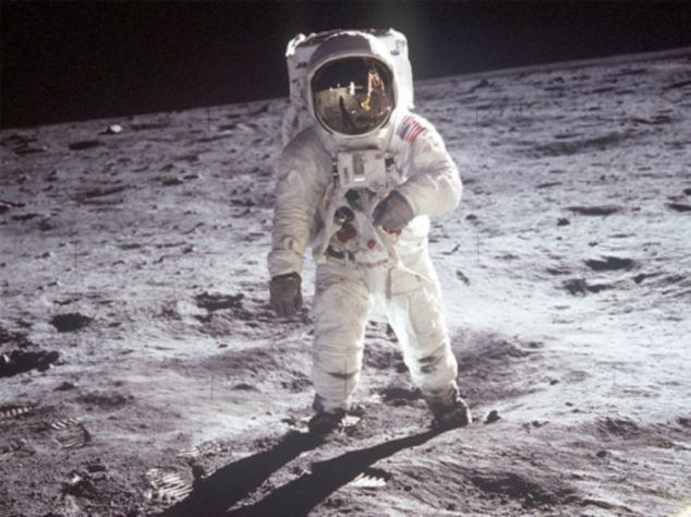 Chắc là bạn chưa biết: Bộ đồ du hành vũ trụ của Neil Armstrong được chế tạo ở... xưởng sản xuất đồ lót phụ nữ - Ảnh 2.