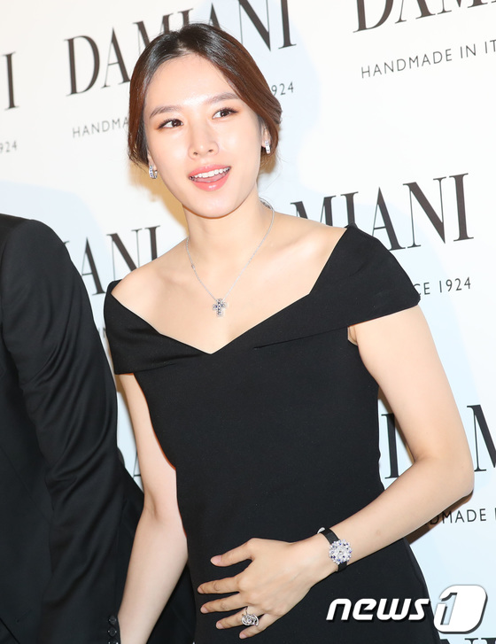 Cặp con ghẻ quốc d&acirc;n lần đầu c&ugrave;ng dự sự kiện: Lee Dong Gun &acirc;n cần chăm s&oacute;c vợ bầu Jo Yoon Hee - Ảnh 12.