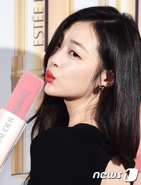 Sulli khoe da trắng ngần, lấp l&oacute; v&ograve;ng một căng đầy tr&ecirc;n b&igrave;a tạp ch&iacute; - Ảnh 6.