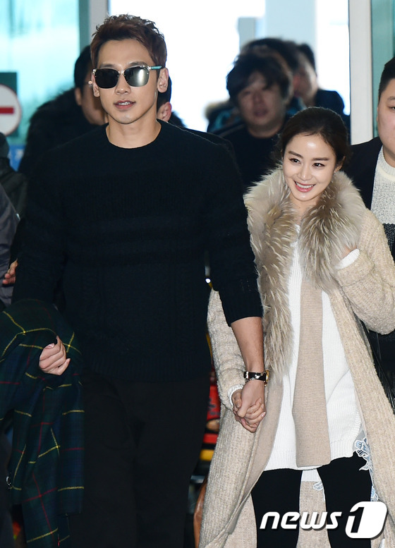Clip: Kim Tae Hee và Bi Rain nắm chặt tay, cười rạng rỡ xuất hiện lần đầu sau đám cưới - Ảnh 4.