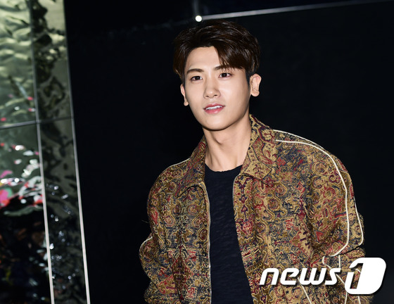 Mỹ nh&acirc;n mặt đơ lộ nhiều vết tấy đỏ, Park Hyung Sik của Do Bong Soon điển trai b&ecirc;n d&agrave;n mỹ nam - Ảnh 7.
